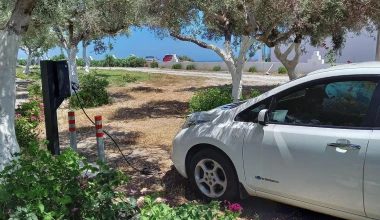 Διακοπές με ηλεκτρικό αυτοκίνητο σε νησί - Πού θα φορτίσεις μόλις φτάσεις στο λιμάνι;
