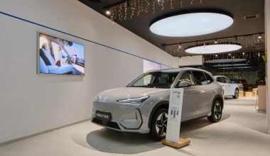 Αυτό είναι το πρώτο κατάστημα της Geely στην Ελλάδα – Και δίνει SUV με 254 ευρώ το μήνα