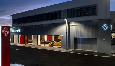 H Ferrari επέστρεψε στην Ελλάδα - Αυτό είναι το εντυπωσιακό κατάστημα! 