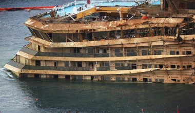 Όρθιο το Costa Concordia