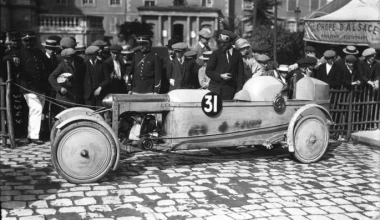 Bedelia Cyclecar: Ο οδηγός πίσω