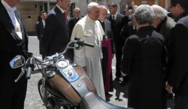 Η Harley του Πάπα βγαίνει στο σφυρί