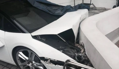 (UPDATE VIDEO) Παρκαδόρος τρακάρει Lamborghini Gallardo Spyder
