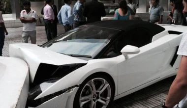 (UPDATE VIDEO) Παρκαδόρος τρακάρει Lamborghini Gallardo Spyder
