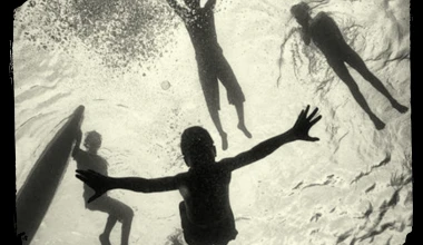 Τα μπάνια του λαού: Η αστική τάξη πάει παραλία…