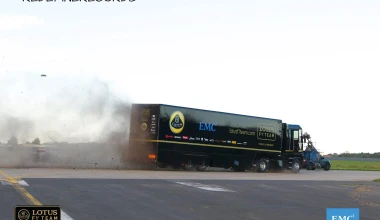 Video: Φορτηγό κάνει άλμα πάνω από μονοθέσιο