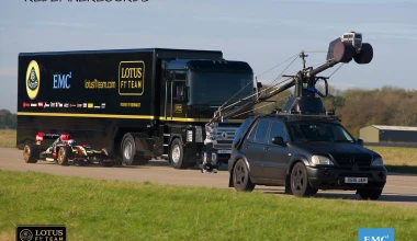 Video: Φορτηγό κάνει άλμα πάνω από μονοθέσιο