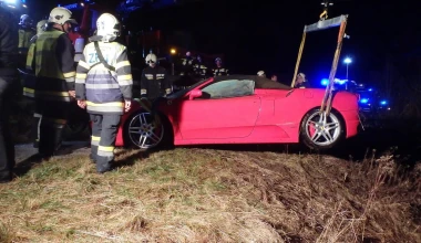 Μέσα σε λίμνη κατέληξε μια Ferrari F430

