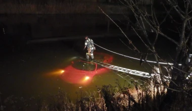 Μέσα σε λίμνη κατέληξε μια Ferrari F430

