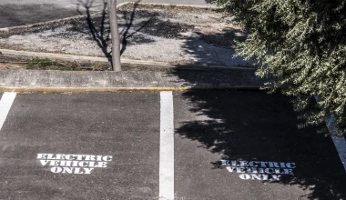 Ηλιακός Σταθμός Φόρτισης οχημάτων στην Αθήνα