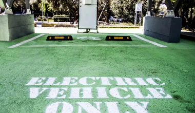 Ηλιακός Σταθμός Φόρτισης οχημάτων στην Αθήνα