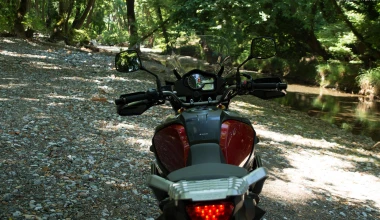 Suzuki Vitara 1.6 D 4x4 vs Suzuki V-STROM 1000     