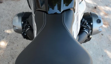 BMW 220i Cabrio vs BMW R nineT