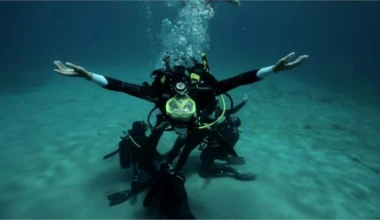 Μοναδική υποβρύχια χορευτική-εικαστική παράσταση

