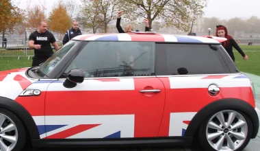 Ρεκόρ Guinness: Πόσες “κούκλες” χωράνε σε ένα Mini;