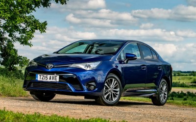 ΟΔΗΓΟΥΜΕ: Νέο Toyota Avensis 2015