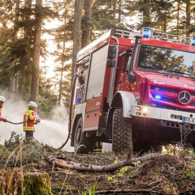 Ένα Mercedes-Benz Unimog σε ρόλο… πυροσβεστικού