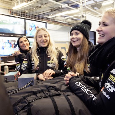 Μια ομάδα σούπερ κοριτσιών στις “24 ώρες του Nurburgring” (video)