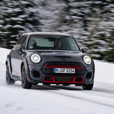 Παιχνίδι παντός καιρού: Το ΜΙNI John Cooper Works GP με χειμερινά ελαστικά