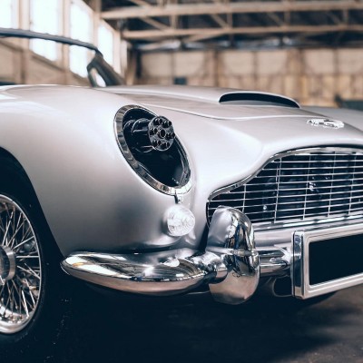 Με 107.000 ευρώ μπορείτε να αγοράσετε μια πιστή αντιγραφή του αυτοκινήτου του James Bond