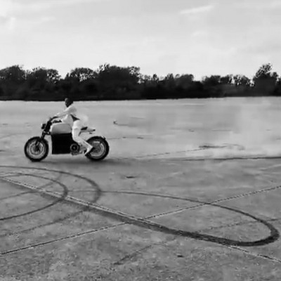 Ο Lewis Hamilton κάνει «κόλπα» πάνω σε ηλεκτρική μηχανή [Video]