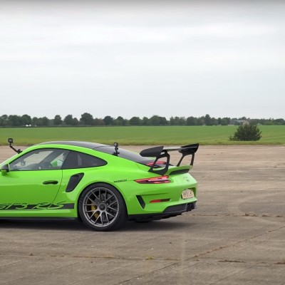 Porsche 911 GT3 RS vs VW Beetle: Φαινομενικά είναι μια άδικη «μάχη» αλλά το VW κρύβει μια ηλεκτρική έκπληξη! [Video]