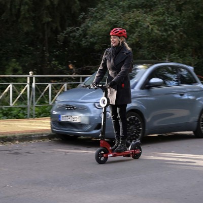 Οδηγούμε το eScooter FIAT 500 Iride: Γεμίζει το μάτι!