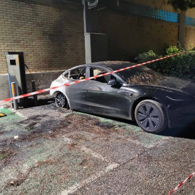 Λαμπάδιασε Tesla στην Αθήνα – Δεν έπαθε τίποτα η μπαταρία (αποκλειστικές εικόνες)