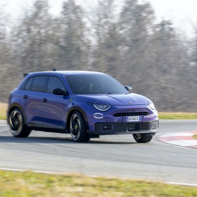 Οδηγούμε στο Balocco το Abarth 600e: Scorpionissima