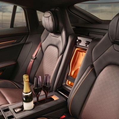 Σε ποιο μοντέλο της Porsche απολαμβάνεις σαμπάνια στο πίσω κάθισμα;