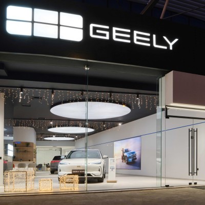 Αυτό είναι το πρώτο κατάστημα της Geely στην Ελλάδα – Και δίνει SUV με 254 ευρώ το μήνα