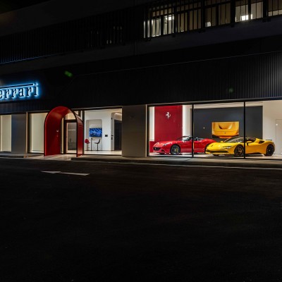 H Ferrari επέστρεψε στην Ελλάδα - Αυτό είναι το εντυπωσιακό κατάστημα!