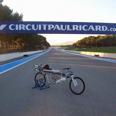 Video: Ποδήλατο κερδίζει σε κόντρα Ferrari F430 Scuderia