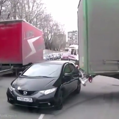 Φορτηγό «αρπάζει» καταλάθος ένα Honda Civic (VIDEO)