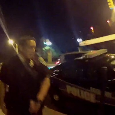 Κυνηγώντας Pokemon τράκαρε σε περιπολικό (video)