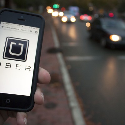 H UberX αναστέλλει τη λειτουργία της στην Αθήνα