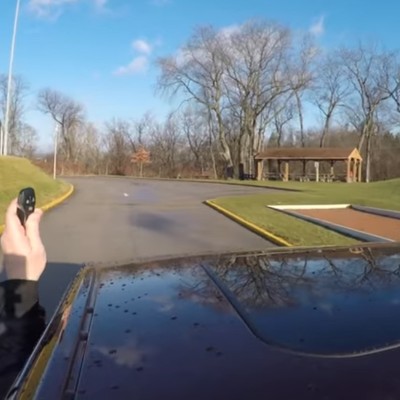 Τι γίνεται αν «χάσεις» το smart key ενώ οδηγείς (video)