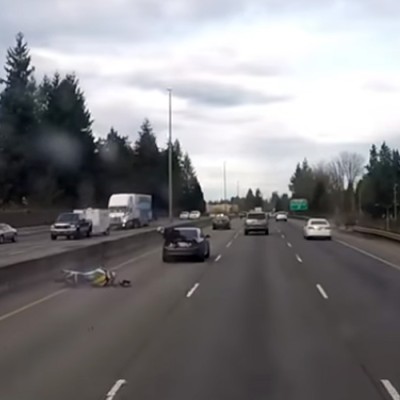 Μοτοσικλετιστής νίντζα σκάει σε αυτοκίνητο και τη γλιτώνει (video)