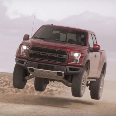 Παιχνίδια στην άμμο με Ford Raptor και Ariel Nomad (video)