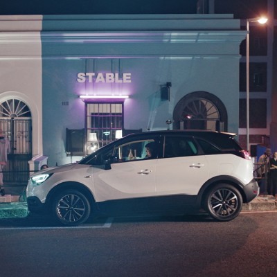 Όταν η κάμερα οπισθοπορείας «ξεσκεπάζει» την κόρη (vid)