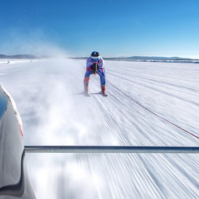 Ποιο αυτοκίνητο τράβηξε σκιέρ με 189 km/h;