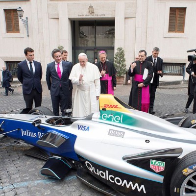 Ο Πάπας ευλόγησε το ηλεκτρικό μονοθέσιο της Formula E!