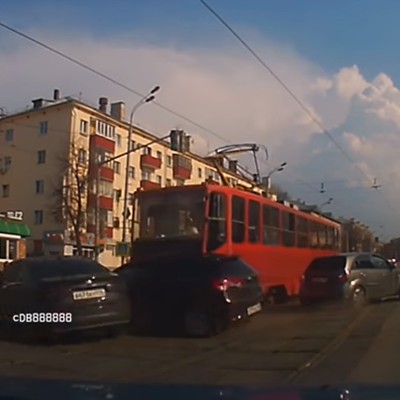 Ένα τραμ τα πήρε… μαζί του! (video)