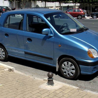 Σχεδόν ένας στους δύο οδηγούς σταθμεύει παράνομα