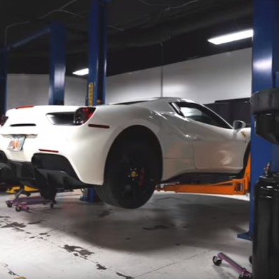 Κάνε μόνος σου αλλαγή λαδιών σε Ferrari 488 Spider (video)