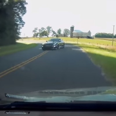 Απέφυγε στο «τσάκ» τη μετωπική (video)