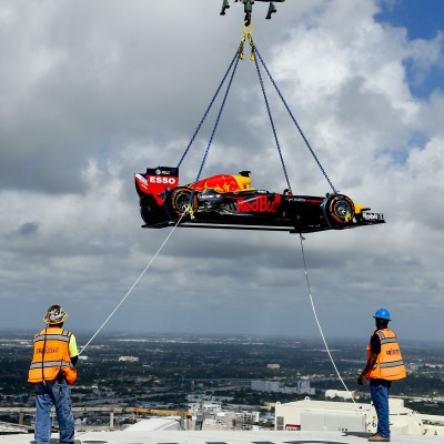 Έκανε “donuts” επάνω σε ουρανοξύστη (video)