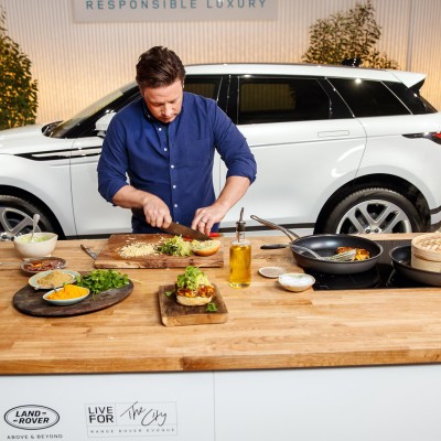 Από το μαχαίρι... στο τιμόνι του νέου Range Rover Evoque ο Jamie Oliver (vid)