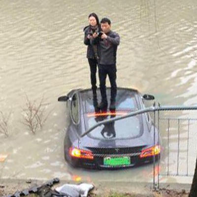 Tesla Model S που «δροσίστηκε» σε ποτάμι