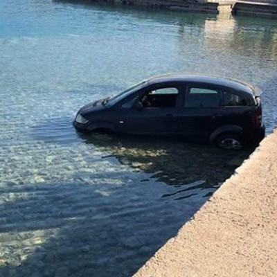 Έριξε το αυτοκίνητο στη θάλασσα και πήγε… σε ταβέρνα